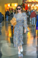 EXKLUSIV - Victoria Beckham landet im farbenfrohen Kleid in New York