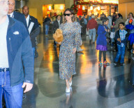 EXKLUSIV - Victoria Beckham landet im farbenfrohen Kleid in New York