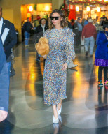 EXKLUSIV - Victoria Beckham landet im farbenfrohen Kleid in New York