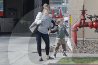 PEOPLE - Hillary Duff besucht mit ihrem Sohn die Feuerwehrstation