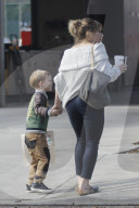 PEOPLE - Hillary Duff besucht mit ihrem Sohn die Feuerwehrstation