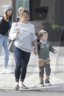 PEOPLE - Hillary Duff besucht mit ihrem Sohn die Feuerwehrstation