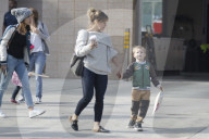 PEOPLE - Hillary Duff besucht mit ihrem Sohn die Feuerwehrstation