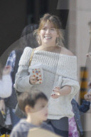 PEOPLE - Hillary Duff besucht mit ihrem Sohn die Feuerwehrstation