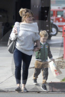 PEOPLE - Hillary Duff besucht mit ihrem Sohn die Feuerwehrstation