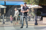 PEOPLE - Chris Hemsworth und Elsa Pataky gehen Shoppen mit ihren Zwillingen