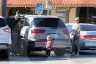 PEOPLE - Chris Hemsworth und Elsa Pataky gehen Shoppen mit ihren Zwillingen