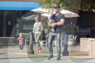 PEOPLE - Chris Hemsworth und Elsa Pataky gehen Shoppen mit ihren Zwillingen