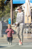 PEOPLE - Chris Hemsworth und Elsa Pataky gehen Shoppen mit ihren Zwillingen