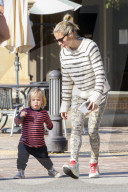 PEOPLE - Chris Hemsworth und Elsa Pataky gehen Shoppen mit ihren Zwillingen