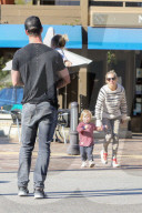 PEOPLE - Chris Hemsworth und Elsa Pataky gehen Shoppen mit ihren Zwillingen