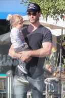 PEOPLE - Chris Hemsworth und Elsa Pataky gehen Shoppen mit ihren Zwillingen