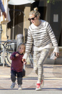 PEOPLE - Chris Hemsworth und Elsa Pataky gehen Shoppen mit ihren Zwillingen