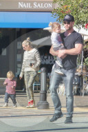 PEOPLE - Chris Hemsworth und Elsa Pataky gehen Shoppen mit ihren Zwillingen