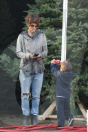 EXKLUSIV - Halle Berry hat eine neue Frisur und kauft einen Weihnachtsbaum