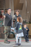 EXKLUSIV - Halle Berry hat eine neue Frisur und kauft einen Weihnachtsbaum