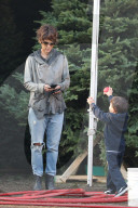 EXKLUSIV - Halle Berry hat eine neue Frisur und kauft einen Weihnachtsbaum