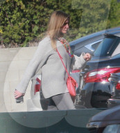 PEOPLE - Cameron Diaz versucht ihr Gesicht zu verbergen