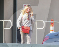 PEOPLE - Cameron Diaz versucht ihr Gesicht zu verbergen