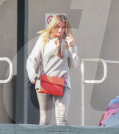 PEOPLE - Cameron Diaz versucht ihr Gesicht zu verbergen