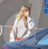 PEOPLE - Cameron Diaz versucht ihr Gesicht zu verbergen