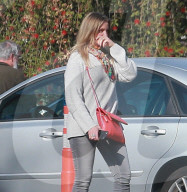 PEOPLE - Cameron Diaz versucht ihr Gesicht zu verbergen