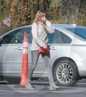 PEOPLE - Cameron Diaz versucht ihr Gesicht zu verbergen