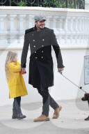 EXKLUSIV - David Beckham und Harper führen ihren Hund Gassi in London