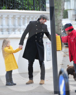 EXKLUSIV - David Beckham und Harper führen ihren Hund Gassi in London