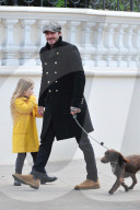 EXKLUSIV - David Beckham und Harper führen ihren Hund Gassi in London