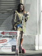 EXKLUSIV - Frances Bean Cobain etwas wackelig auf den Beinen bei einem Photoshooting für Marc Jacobs in LA