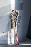 EXKLUSIV - Frances Bean Cobain etwas wackelig auf den Beinen bei einem Photoshooting für Marc Jacobs in LA