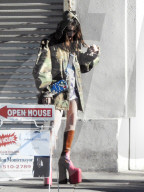 EXKLUSIV - Frances Bean Cobain etwas wackelig auf den Beinen bei einem Photoshooting für Marc Jacobs in LA