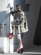 EXKLUSIV - Frances Bean Cobain etwas wackelig auf den Beinen bei einem Photoshooting für Marc Jacobs in LA
