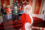 FEATURE - Madame Tussauds Königsfamilie hilft Kindern am "Jumper Day"