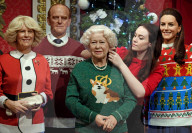 FEATURE - Madame Tussauds Königsfamilie hilft Kindern am "Jumper Day"