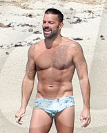 EXKLUSIV - Ricky Martin und sein Toyboy Jwan turteln am Strand in Mexico
