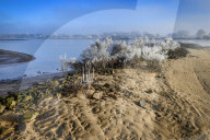FEATURE - Winterlandschaft am Elbufer bei Hamburg