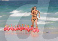 EXKLUSIV - Plus-Size Model  Robyn Lawley posiert am Beach von Cancun mit Pferd und falschen Flamingos 