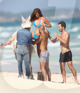 EXKLUSIV - Plus-Size Model  Robyn Lawley posiert am Beach von Cancun mit Pferd und falschen Flamingos 
