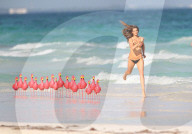 EXKLUSIV - Plus-Size Model  Robyn Lawley posiert am Beach von Cancun mit Pferd und falschen Flamingos 