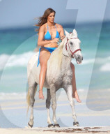 EXKLUSIV - Plus-Size Model  Robyn Lawley posiert am Beach von Cancun mit Pferd und falschen Flamingos 