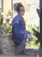 EXKLUSIV - Miley Cyrus geht mit Liam Hemsworth's Familie Essen