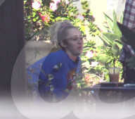 EXKLUSIV - Miley Cyrus geht mit Liam Hemsworth's Familie Essen