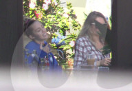 EXKLUSIV - Miley Cyrus geht mit Liam Hemsworth's Familie Essen