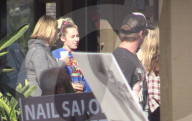 EXKLUSIV - Miley Cyrus geht mit Liam Hemsworth's Familie Essen