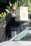 PEOPLE - Adele versteckt sich hinter einer Schachtel