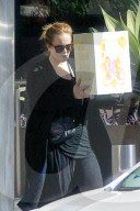 PEOPLE - Adele versteckt sich hinter einer Schachtel