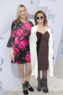 PEOPLE - Susan Sarandon posiert im Gips zusammen mit Geena Davis am 25. Hollywood Reporters