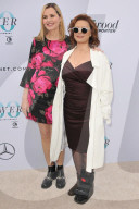 PEOPLE - Susan Sarandon posiert im Gips zusammen mit Geena Davis am 25. Hollywood Reporters